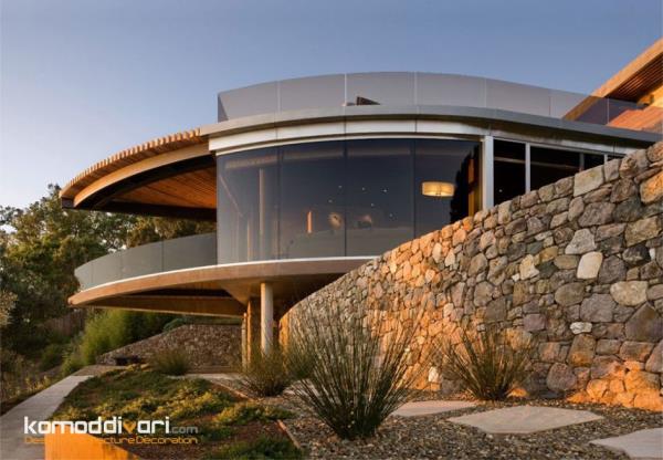 ترکیب شیشه و سنگ در نمای خانه ای در کالیفرنیا